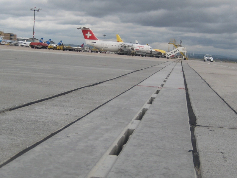 Header-referenz-flughafen-stuttgart-ACO-pfuhler