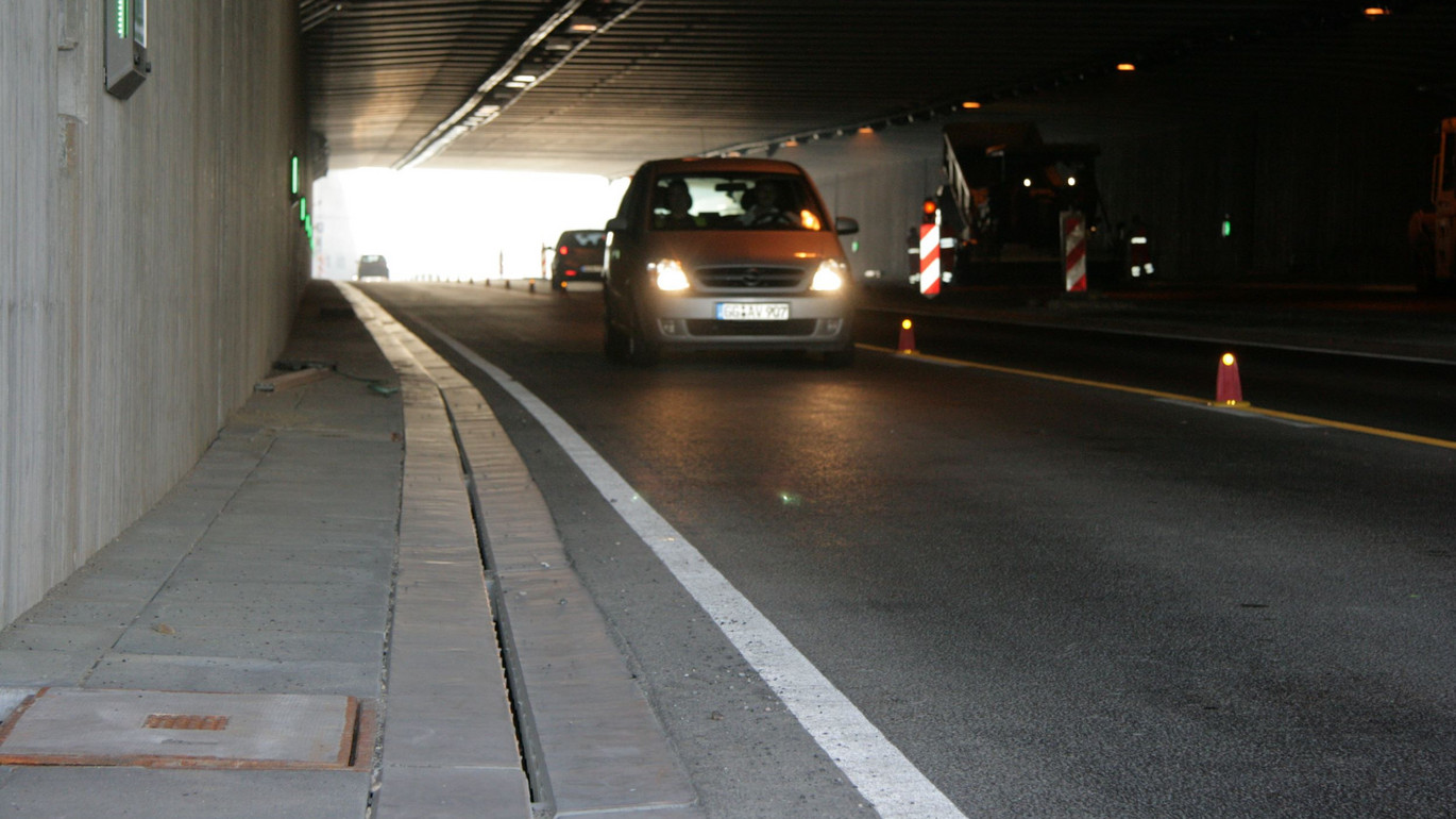 Entwaesserungsrinne-schlitzrinne-din-en-1433-tunnel-ACO-pfuhler