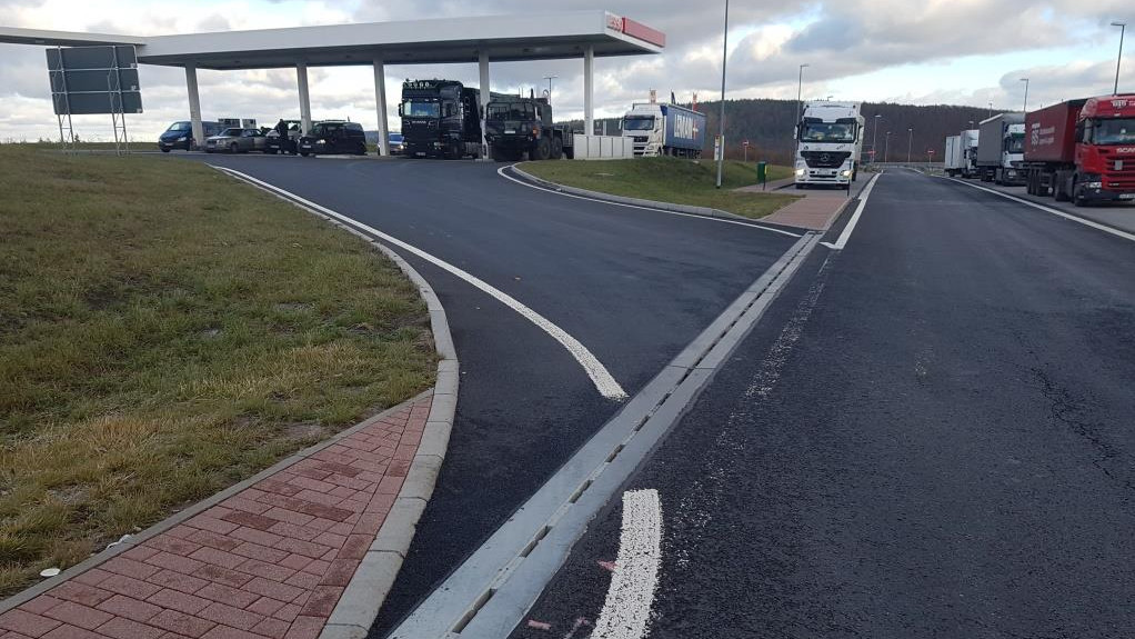 Entwaesserungsrinne-pfuhler-rinne-tankstelle-ACO-pfuhler